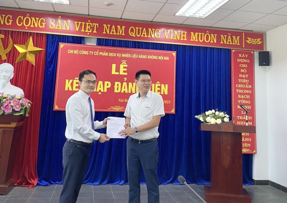 Bí thư chi bộ tặng hoa chúc mừng tân đảng viên