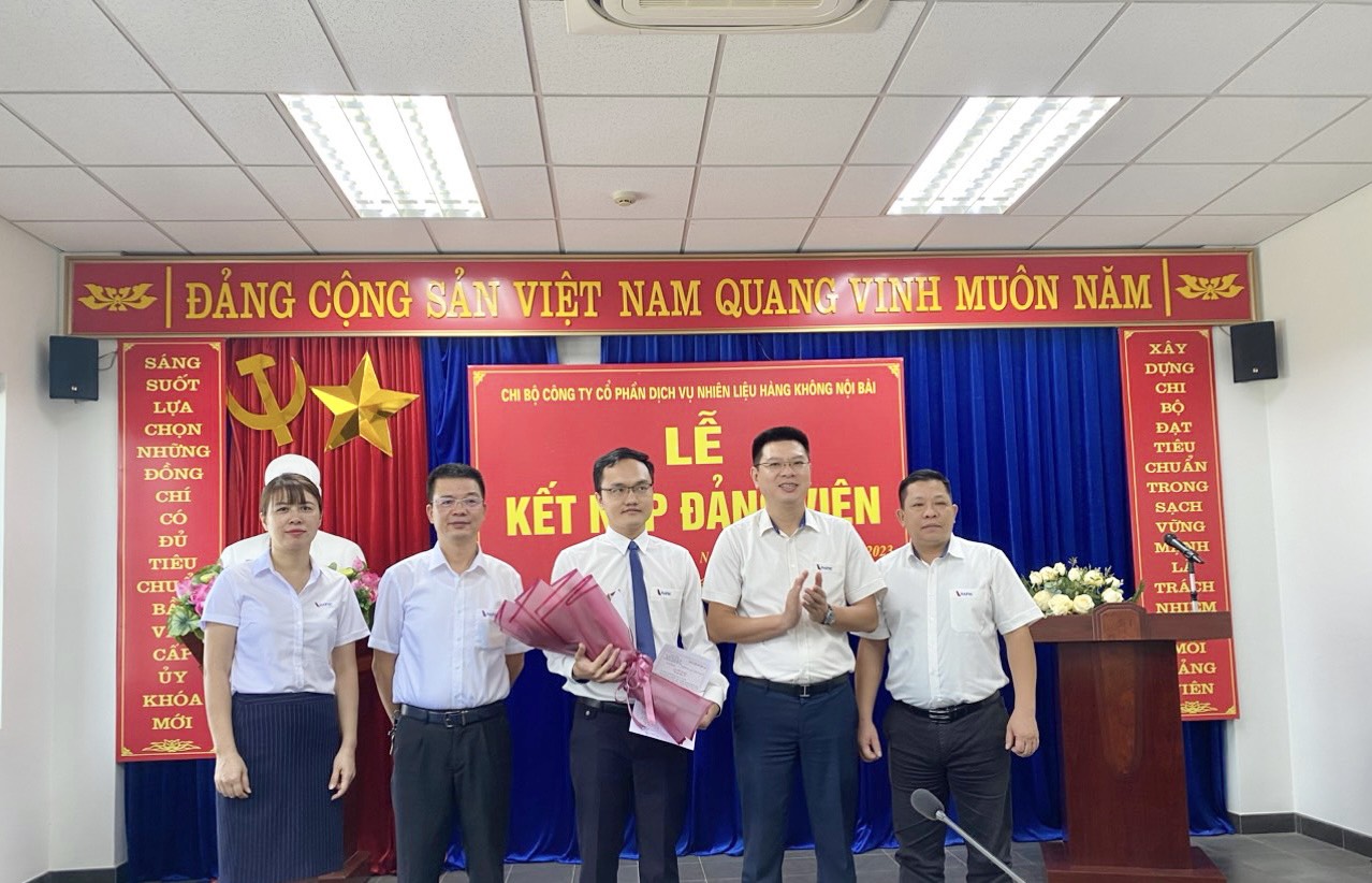 Chi ủy tặng hoa chúc mừng tân đảng viên