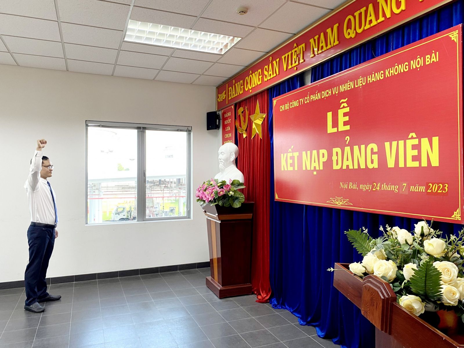 Đảng viên mới tuyên thệ