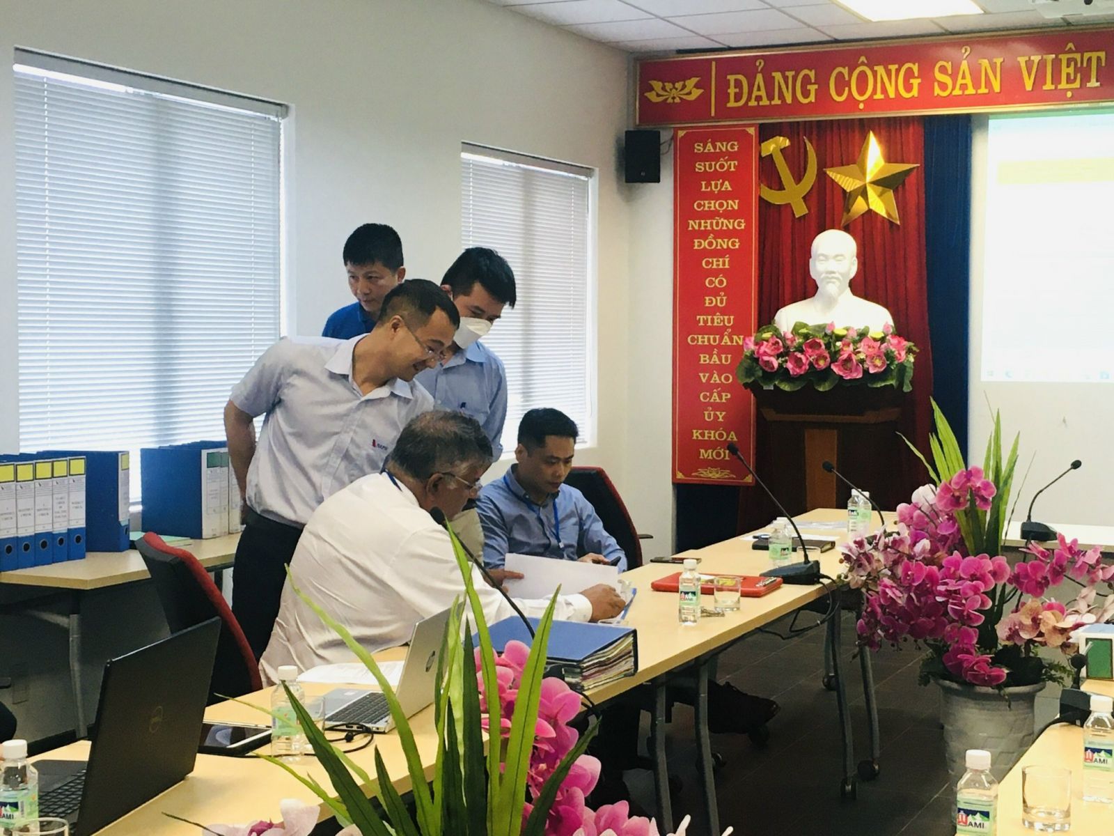 Đại diễn hãng EK đánh giá hồ sơ tài liệu của NAFSC