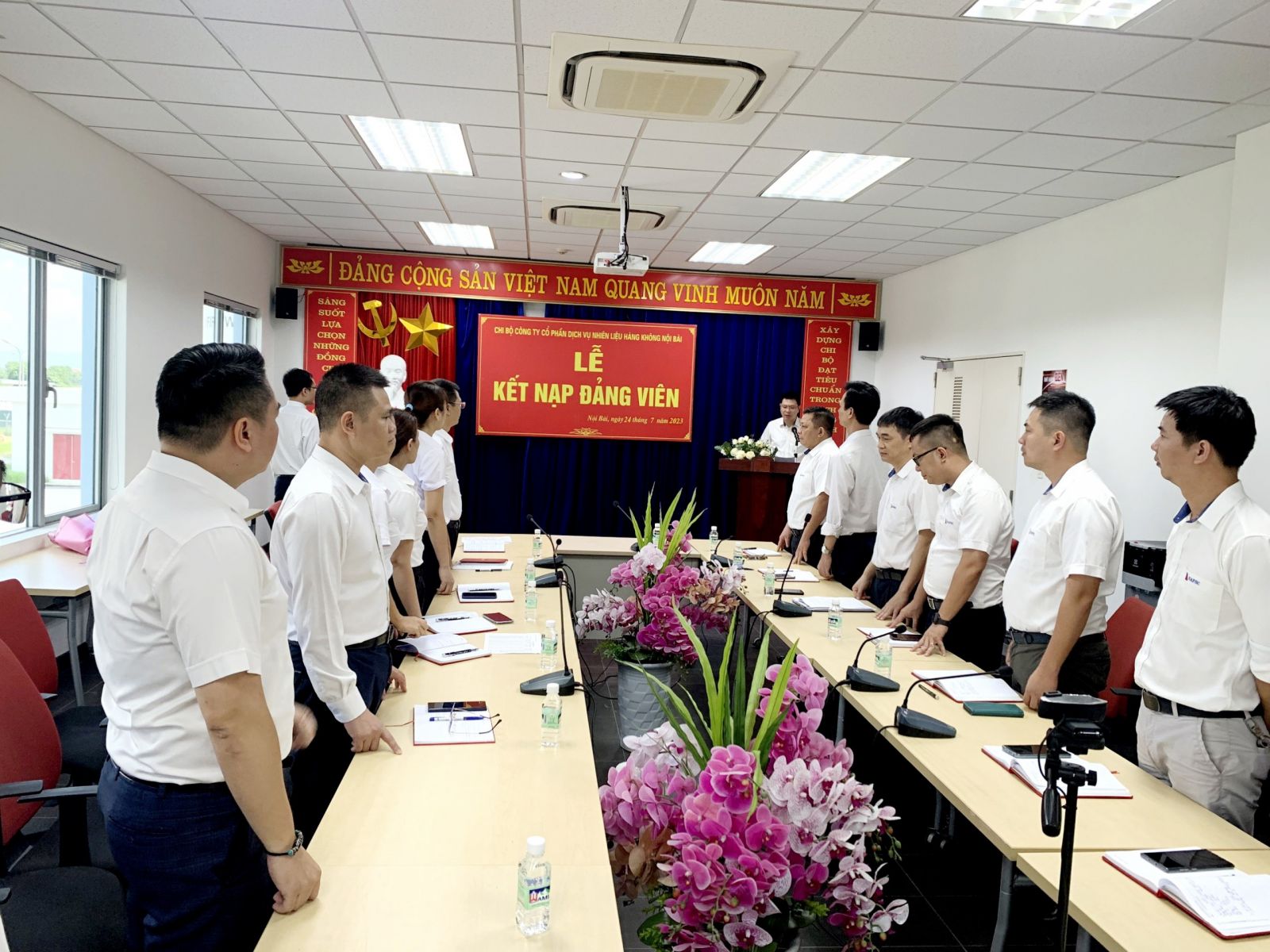 Các đảng viên tham dự buổi lễ làm lễ chào cờ