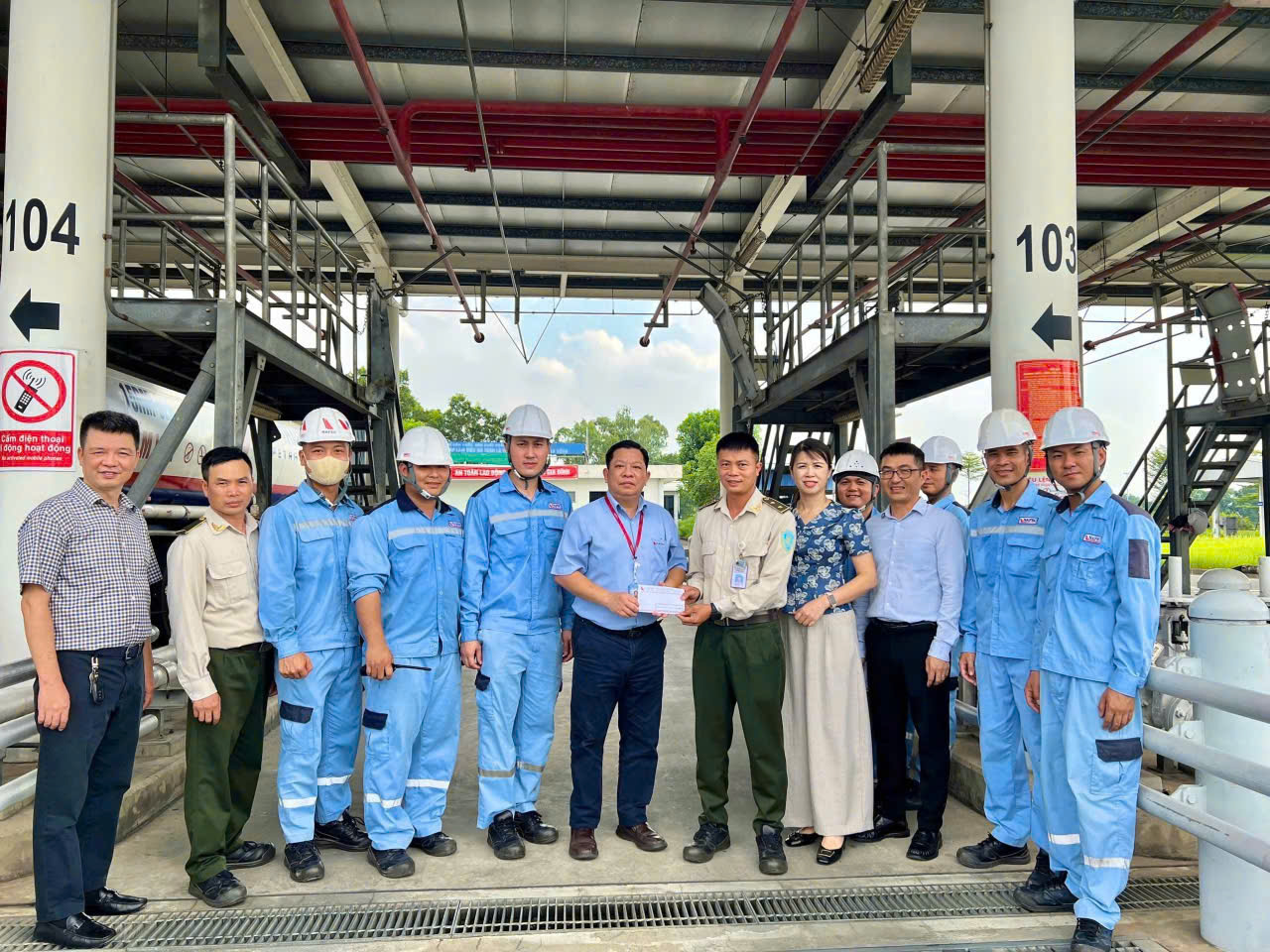Ban Lãnh đạo Công ty thăm hỏi, động viên người lao động giữa nắng nóng cao điểm